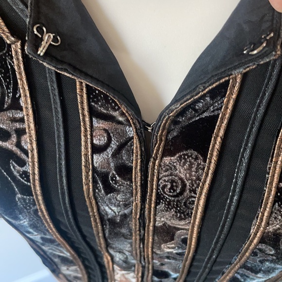 Gorgeous jacket with multiple characteristics!! Stand out with this show stopper - Picture 7 of 14